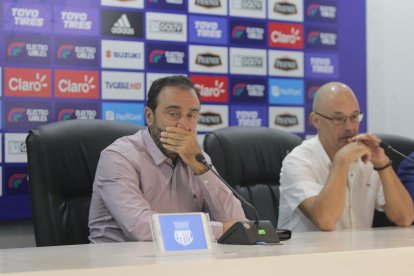 Nassib Neme, presidente de Emelec, junto a Alfredo Arias, entrenador eléctrico, durante una reunión con los medios.
