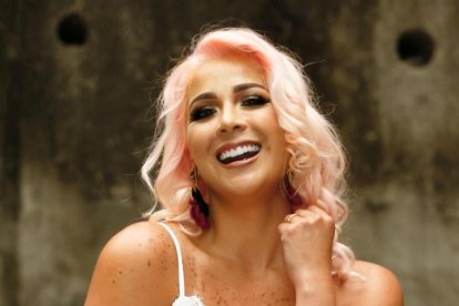  Actriz y presentadora de televisión, ahora incursiona en radio.  