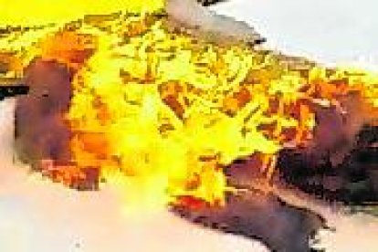 En la cárcel de Turi, en Cuenca, unos sujetos identificados como choneros quemaron un lagarto, imagen de sus rivales.