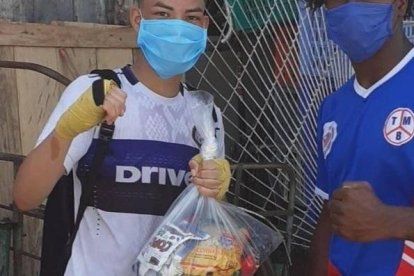 Gruezo hace lo posible para conseguir donaciones y ayudar con comida a sus alumnos.