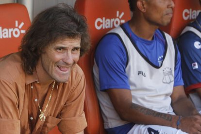 Rubén Darío Insúa hace 29 años llegó por primera vez al Ecuador y hace 23 años que tiene esa camisa marrón.