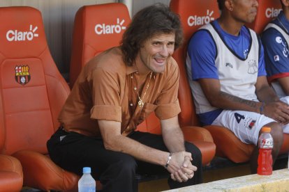 Rubén Darío Insúa hace 29 años llegó por primera vez al Ecuador y hace 23 años que tiene esa camisa marrón.