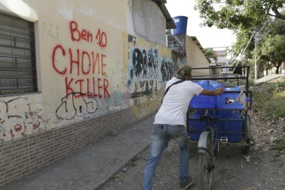 En la tercera etapa de El Recreo se observan grafitis en varias paredes de iglesias, casas y escuelas.