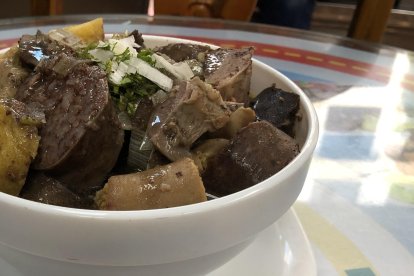 Un caldo de salchicha en Ciro's tiene un costo de $ 3,50.