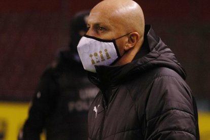 Pablo Repetto, entrenador de los albos, utilizó mascarilla al igual que los alternantes.