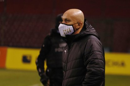 Pablo Repetto, entrenador de los albos, utilizó mascarilla al igual que los alternantes.