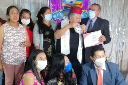 Con su familia festejó este importante logro académico.