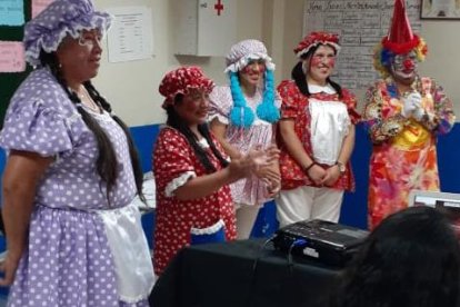 Sarita exponiendo junto a sus compañeras. Si era de disfrazarse, era una de las primeras en animarse a hacerlo.