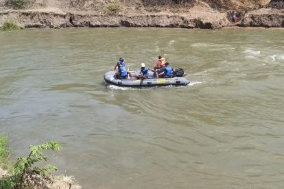 Policías del GIR realizan la búsqueda de las dos niñas.