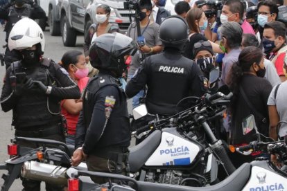 Gran cantidad de agentes de la fuerza pública siguen apostados en las afueras del hospital donde se encuentra Bucaram, cuyos seguidores están presentes y pendientes de lo que pase con él.