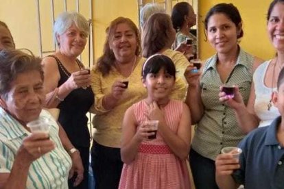 Lourdes junto a su familia y madrinas celebró recibir dos sacramentos: primera comunión y confirmación.