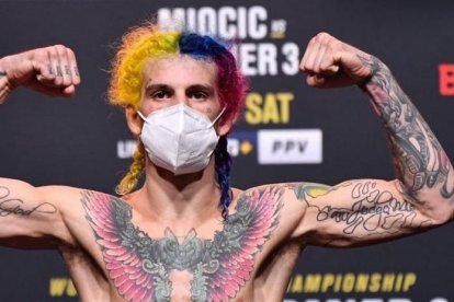 El luchador gringo Sean O’Malley se pintó el cabello con los colores de la bandera de Ecuador.