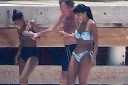 En las imágenes se ve que el cantante tiene problemas para caminar