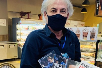 El entrenador Juan Urquiza es cliente fijo con los libros.