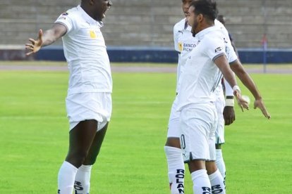 Cristian Martínez, el goleador de Liga de Quito, uno de los que fue multado por intercambiar la camiseta.