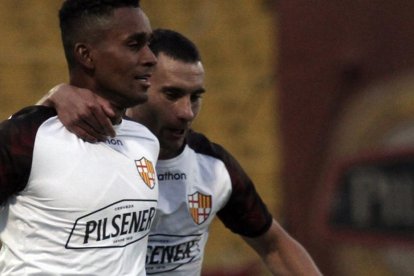 Los Martínez festejando, Fidel con Emmanuel en Cuenca.