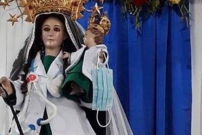 La sagrada imagen portaba hasta un maletín de primeros auxilios.