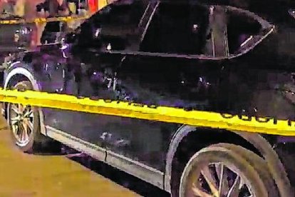 Peritos de Criminalística inspeccionaron la escena del suceso, como parte de las investigaciones.