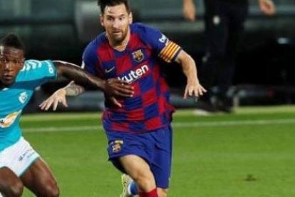 Pervis Estupiñán del Osasuna junto a Lionel Messi del FC Barcelona