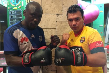 Segundo Mercado y Maxi James, dos boxeador hablando del Clásico del Astillero.