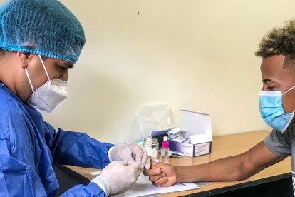 Las pruebas de COVID a los jugadores del Barcelona, Byron Castillo cuando se la realizaba.