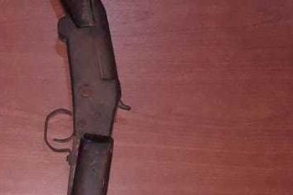 El celular y la escopeta son parte de las evidencias en este caso.