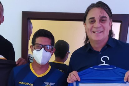 El Cuqui Juárez donó una camiseta del equipo de sus amores: Emelec.