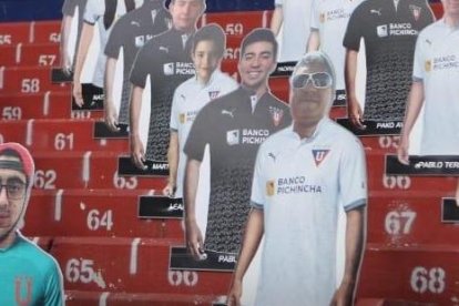 Liga de Quito también tiene hinchada en fotos, que lo acompaña en tiempos del COVID 19.