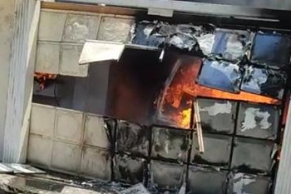 Momento en que el coche se estaba incendiando, dentro del domicilio.