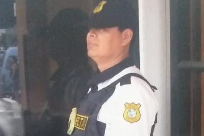 Con la misma dedicación que canta, Jorlain hace sus guardias.