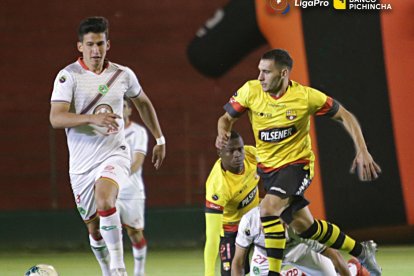 Emmanuel Martíne y un buen partido, le hicieron el penal que convirtió Damián Díaz.