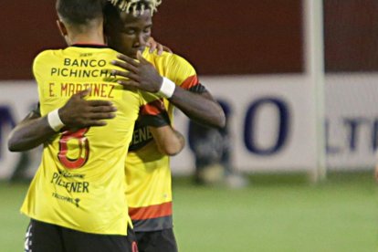 El festejo del gol de Emmanuel Martínez con Adonis Preciado
