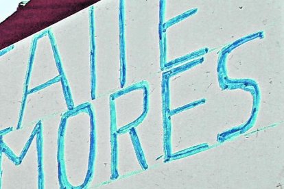 El rótulo tiene 50 centímetros de alto y 60 de ancho, y está sujeto a un tubo, en la cerca de una casa esquinera,