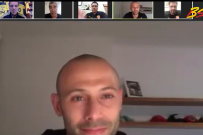 Mascherano conversando con los jugadores juveniles del Barcelona.