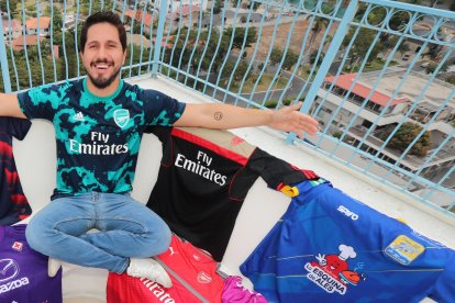 Santiago Bucaram y su colección de camisetas de equipos.

Agencia (ag-extra)