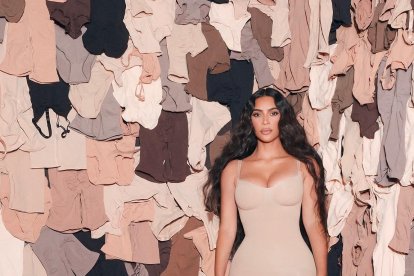 Kim Kardashian tiene 39 años de edad y un patrimonio valorado en 900 millones de dólares.