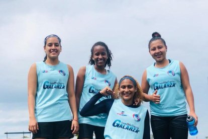 Las chicas del nuevo equipo de fútbol femenino, Liga deportiva juvenil de Macas.