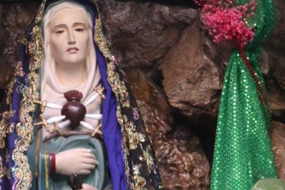 Una vez al año, la efigie de la Madre Dolorosa es sacada de la gruta para la conmemoración de su festividad.