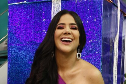 A Michela no le incomoda agarrar una escoba para limpiar sus locales, así esté en tacos y maquillada.