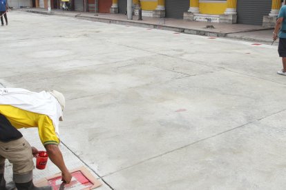 En el lugar pintaron cuadros que serán usados para garantizar el distanciamiento social, de llegar a abrir.