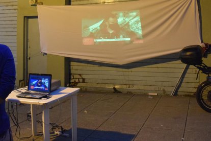 Hinchas disfrutaron del partido Olmedo - Emelec a través de un proyector.