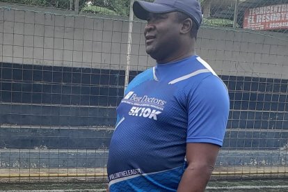 Los entrenadores Víctor Araujo y Edison Osito Maldonado en la escuela Canteras de Naranjal.