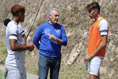 El DT Gustavo Alfaro visitó un entrenamiento de la Selección Sub-20 de Ecuador.