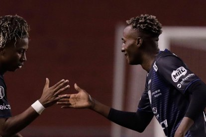 Angelo Preciado yBeder Caicedo festejando el golazo del defensa ante Flamengo