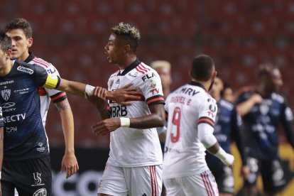 Angelo Preciado al final salió expulsado por doble tarjeta amarilla.