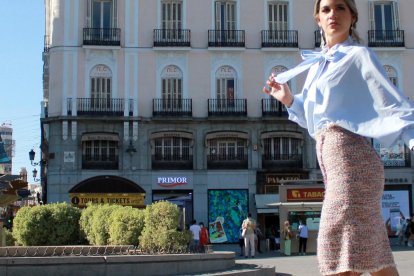 Las mangas XL están de moda y ella se va con lo que le quede bien.