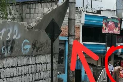 El poste impidió que el pedazo de pared cayera sobre Robinzon López. El hombre fue socorrido por unos moradores.