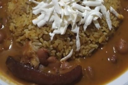 Arroz con menestra y chorizo, uno de los platillos que oferta Alberto.