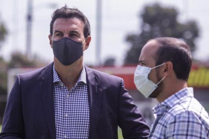 Los directivos de la FEF,  el secretario general, Gustavo Silikovich y el director de competiciones, William Poveda, presente en la SuperLiga femenina.