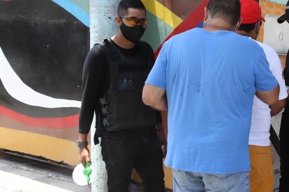 A la entrada se mide la temperatura a todos los clientes.